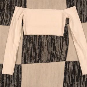 Beautiful white High-quality long sleeve crop top.